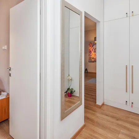 Queen Teuta In The Heart Of Historical Heritage * Σπλιτ